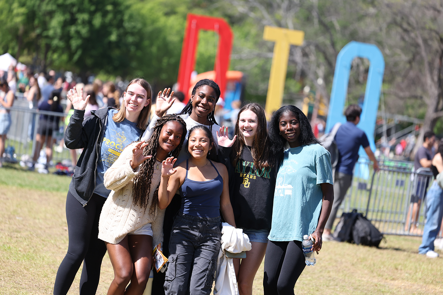 Baylor Students making the Sic'Em hand sign